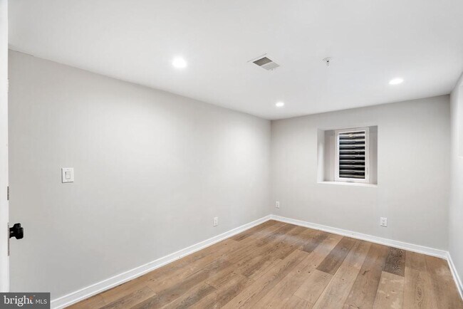 Building Photo - 2526 W Girard Ave