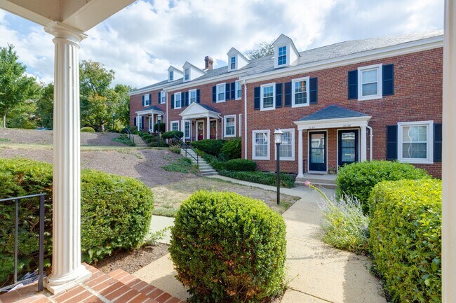Building Photo - Charming End-Unit Townhouse in Fairlington