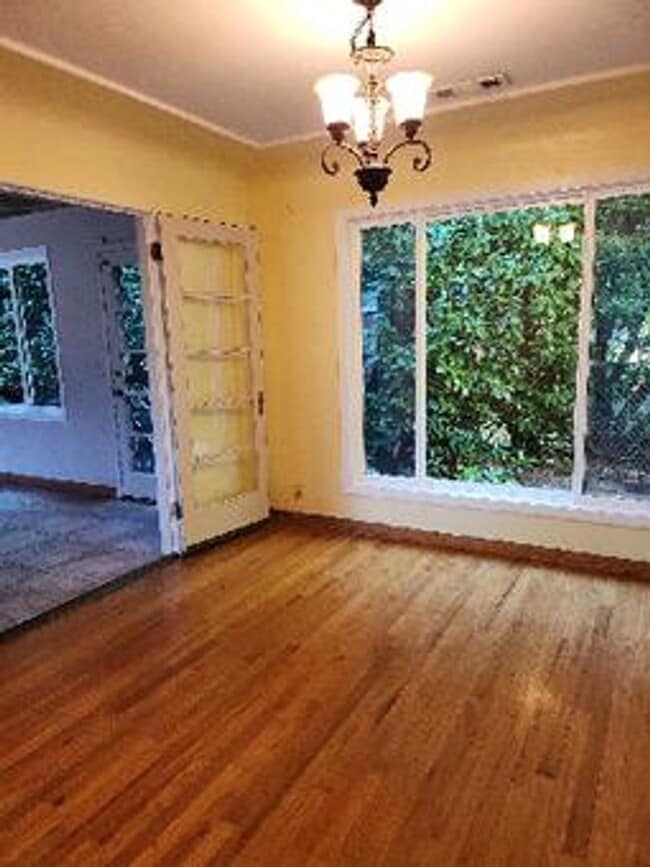 Building Photo - Spacious 3 Bedroom, 2 Bath Home on Private...
