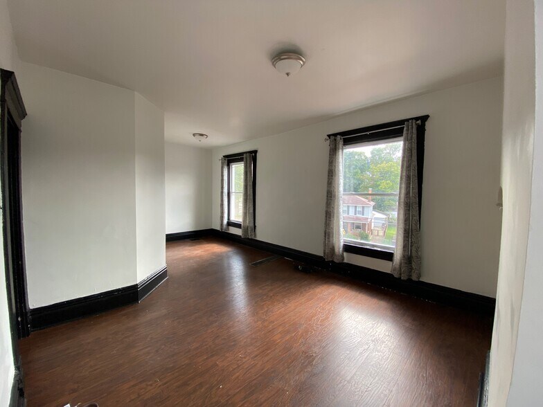 Living Room - 6319 Monitor St