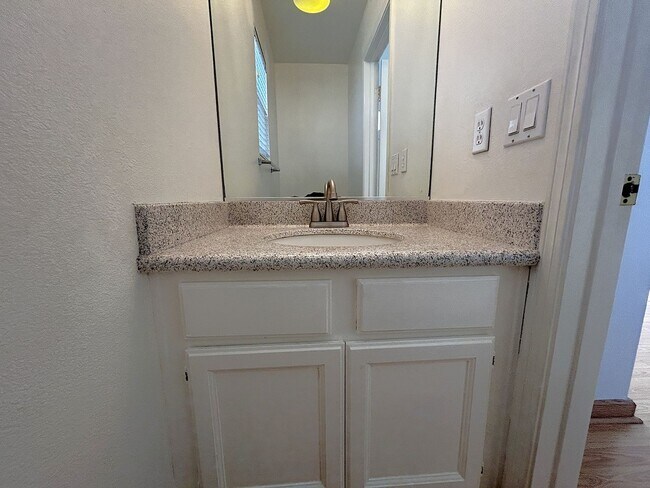 Building Photo - Sunflower Unit A  Glendora, Ca 91740 (3 Bed, 2.5 Bath)