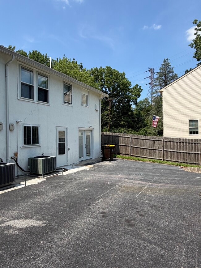 Building Photo - 607 Tabak Ave