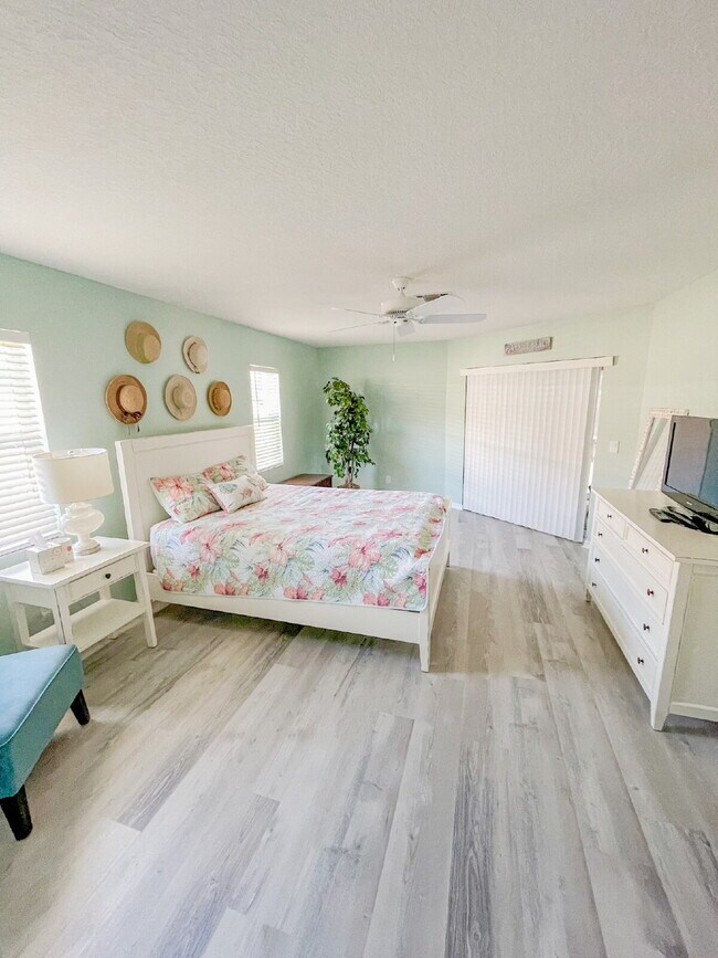 Building Photo - Close to beaches and downtown!