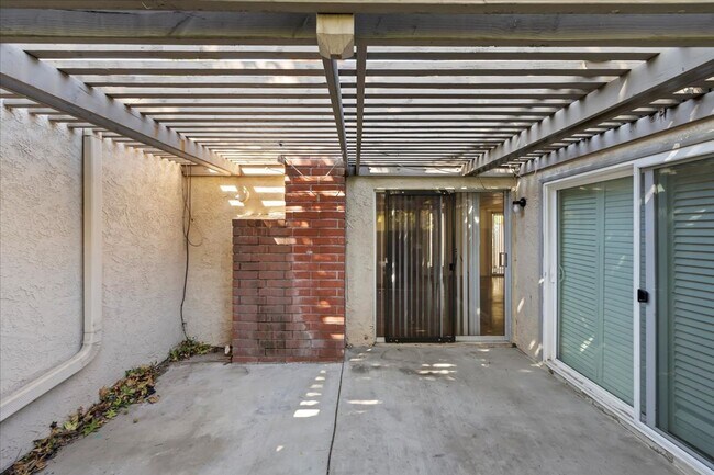 Building Photo - 4BR/3BA Condo in Canyon Crest Near UCR