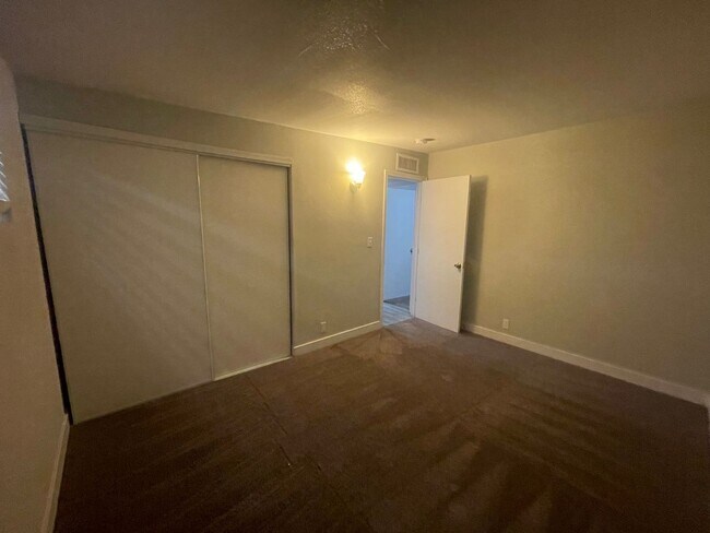 Building Photo - NEWLY REMODELED 3 BEDROOM 2 BATH HOME COME...