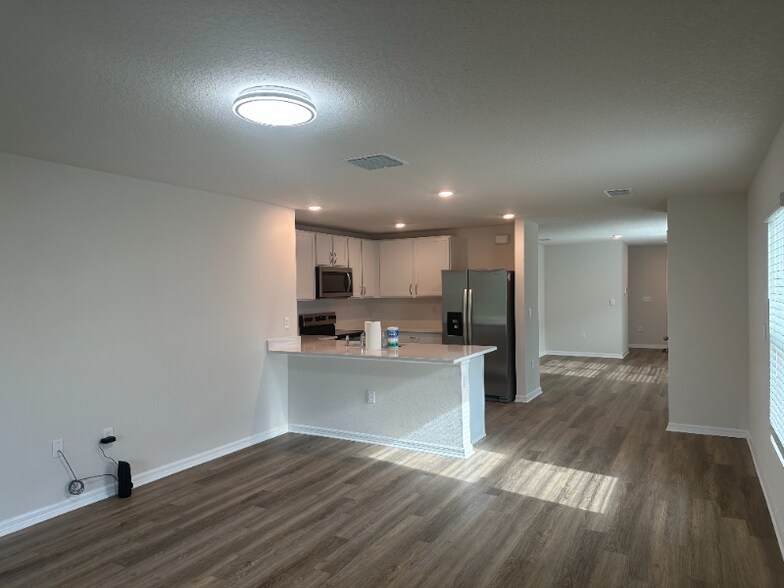 Building Photo - 5105 Red Rooster Rd