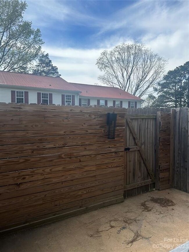 Building Photo - New Rental in East Charlotte!