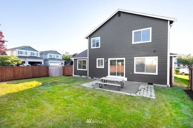 Building Photo - Move in ready home with 4 beds 2.5 bath and 3 car garage