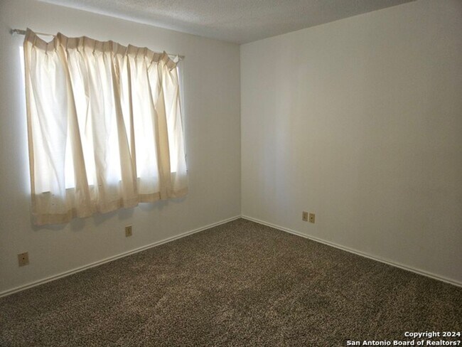 Building Photo - 2/2 Duplex