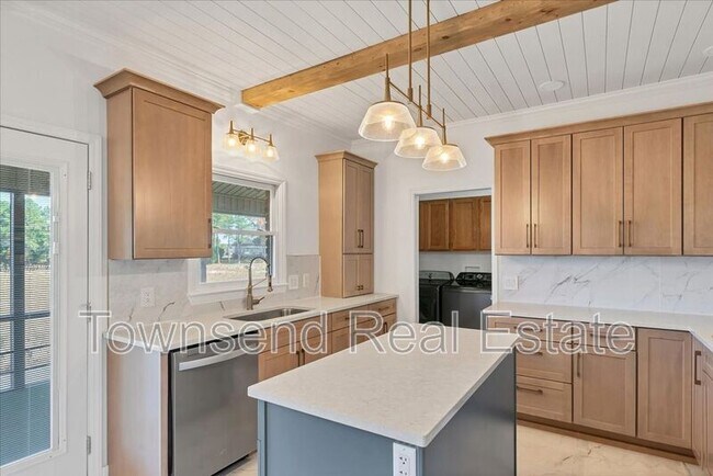 Building Photo - 695 Cedar Point