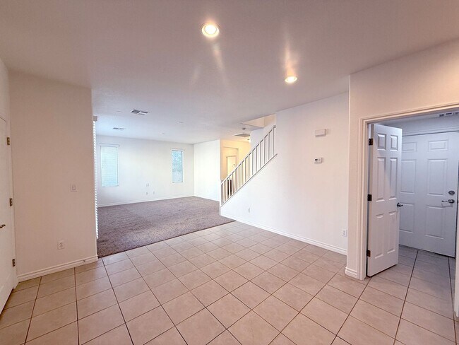 Building Photo - Beautiful 3 bedroom 2.5 bath Home in Provi...