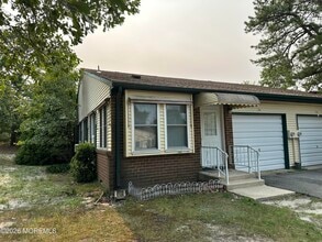 Building Photo - 2B Fallbrook St