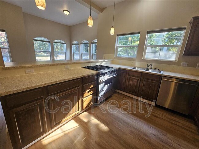 Building Photo - 1605 W 13th Ave