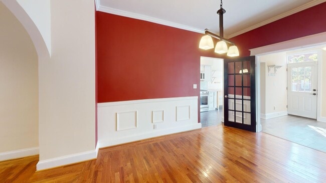 Building Photo - Spacious Three Bedroom Home W/Backyard, Ba...
