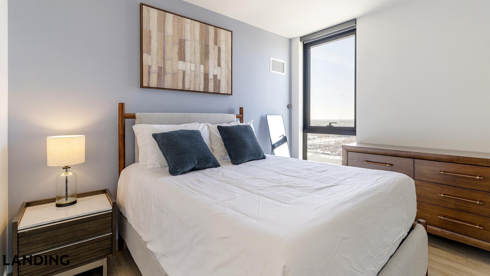 Building Photo - 513 S Damen Ave