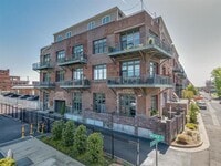 Building Photo - Desirable Nettleton rare vacancy massive  1Bd  2.5 bath with office/flex space , 2 parking space ...