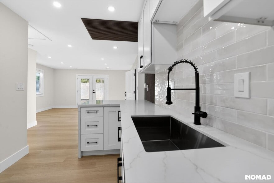 Building Photo - 212 E Florence Ave