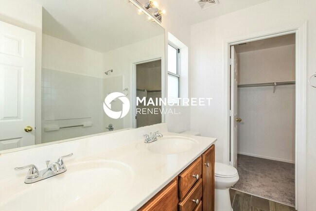 Building Photo - 3 Bedroom Pet-Friendly Home in Tucson, AZ with Main Street Renewal