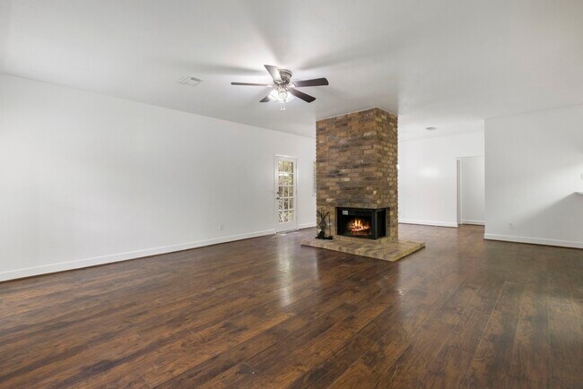 Building Photo - 10 Rockridge Ct