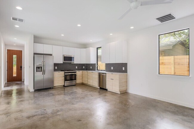 Building Photo - 2104 Columbia Cove