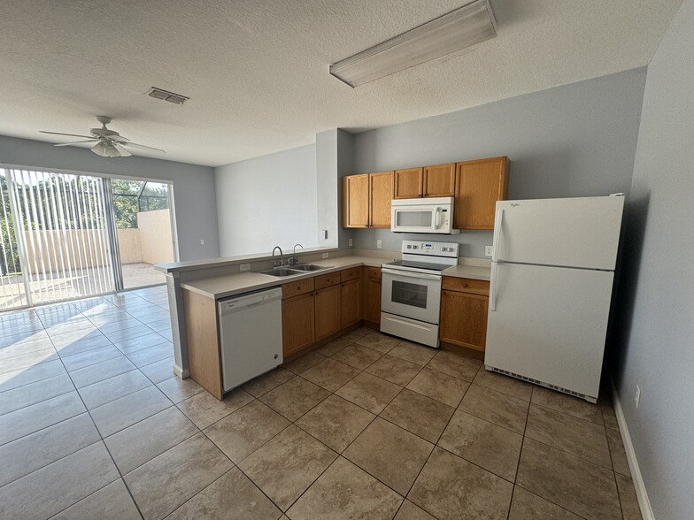 Building Photo - 2368 Silver Palm Dr