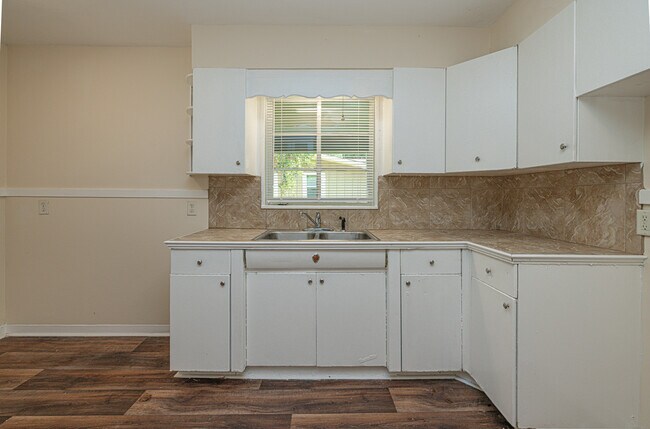 Building Photo - Oak Forest