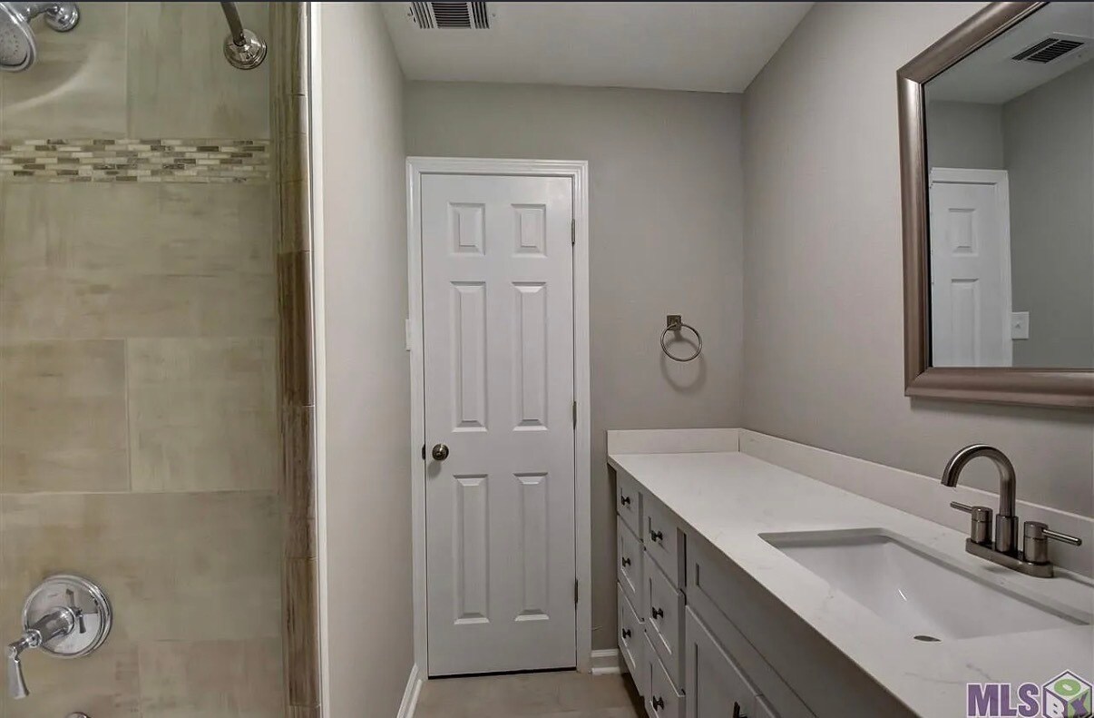 Hallway Bath - 1351 N Woodcrest Ave