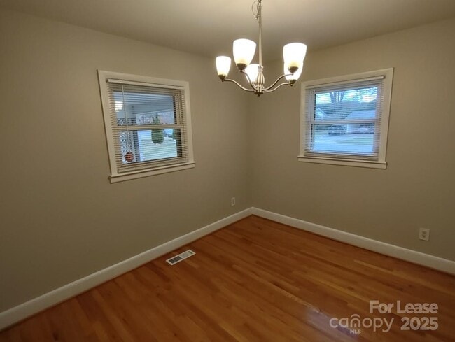 Building Photo - 5027 Dogwood Pl