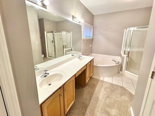 Building Photo - Spacious 3-bedroom. 2.5 bath in Cordova with 2 loft spaces.