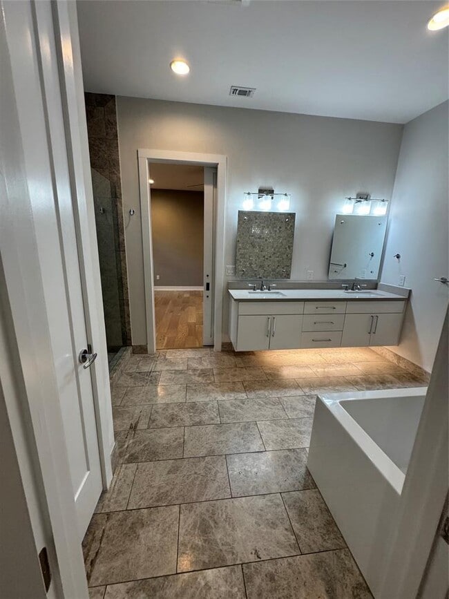 Building Photo - 1908 Kinney Ave