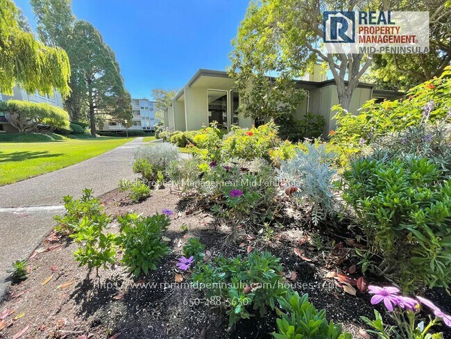 Building Photo - Modern, Light-Filled 3-Bedroom Condo in th...