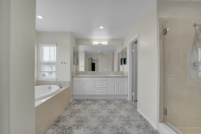 Building Photo - 2889 Plaza del Amo