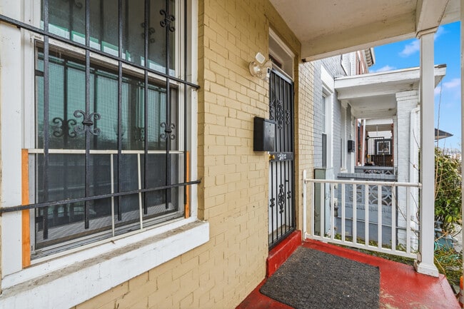 Building Photo - 708 Columbia Rd NW