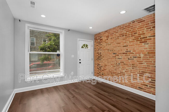 Building Photo - 813 S Port St