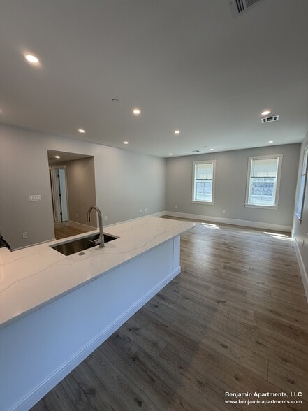 Building Photo - 124 Kenrick St