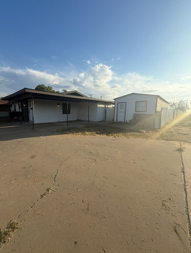Building Photo - 452 N Ave B