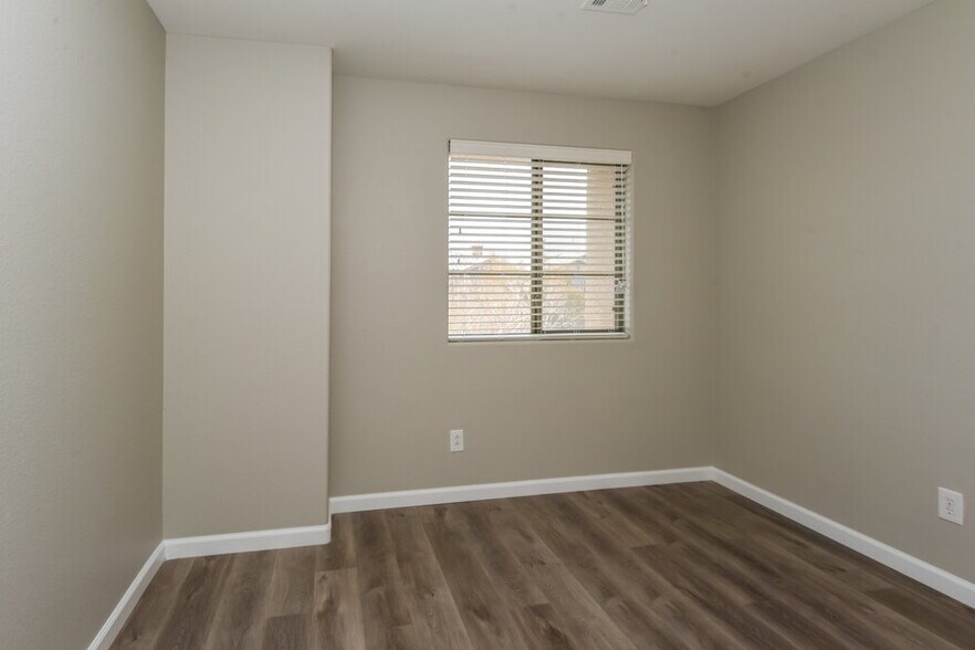 Building Photo - 10974 Florence Hills St