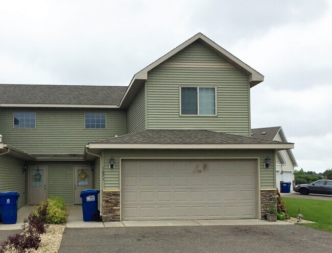 Primary Photo - 3 Bedroom Townhome on Peach Dr. in Sauk Ra...