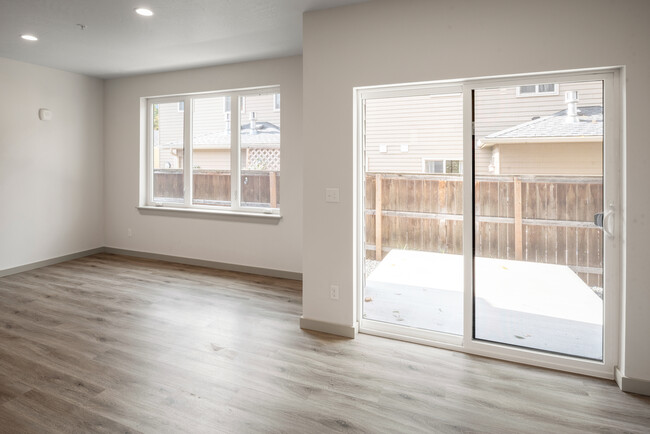 Living Room - 1008 E Mullan Ave