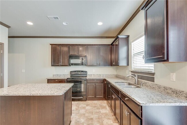 Building Photo - 4135 Whitfield Oak Way NE