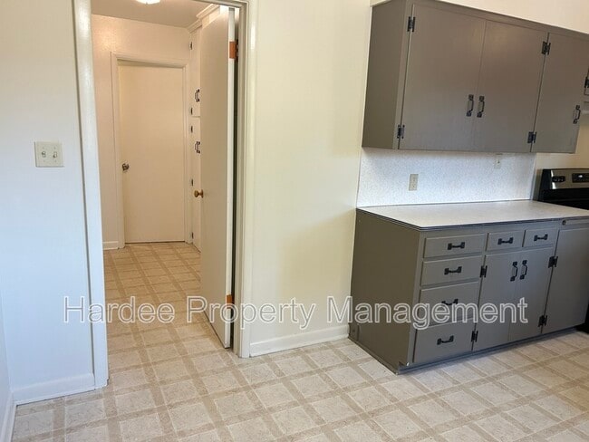 Building Photo - 1835 Broadmoor Dr