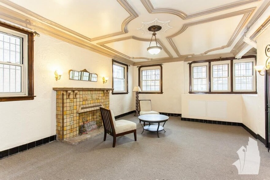 Building Photo - 2536 N Sawyer Ave