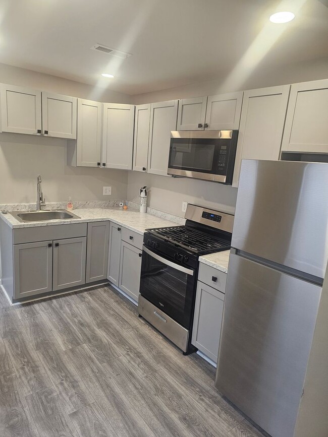 Building Photo - Beautifull renovated 2 bed 1.5 bath!