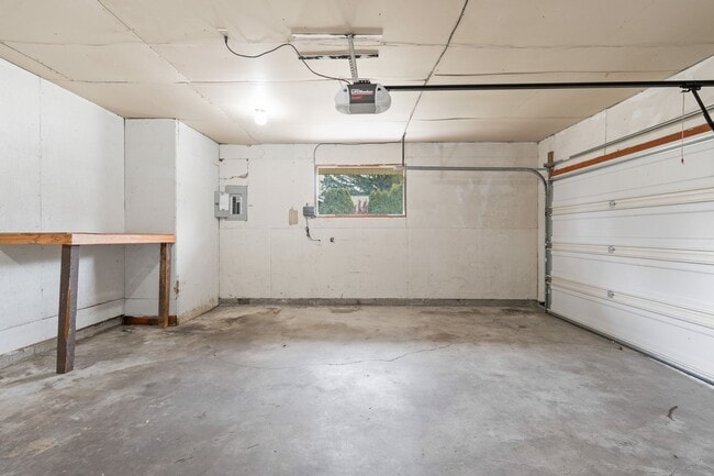 Building Photo - 5 Bed 2 Bath Spacious 3200 sq/ft Lower South Hill brick rancher property