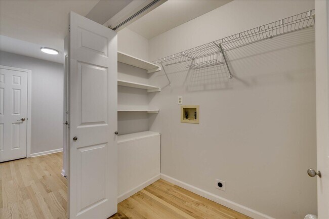 Building Photo - 2111 Huron Dr