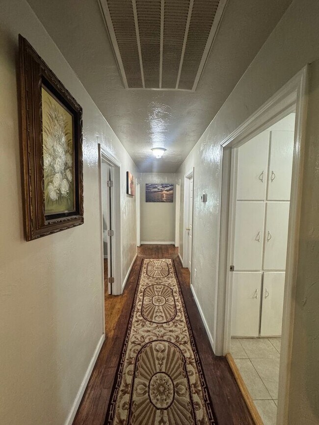 Building Photo - FURNISHED OR UNFURNISHED 5 BEDROOM 3 BATH HOME WITH POOL