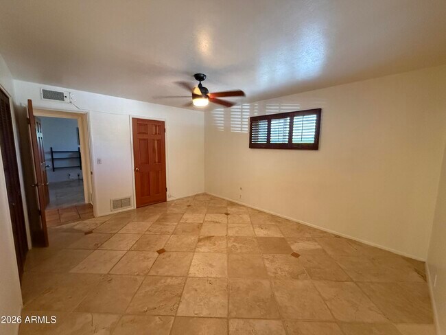 Building Photo - 2114 S La Rosa Dr