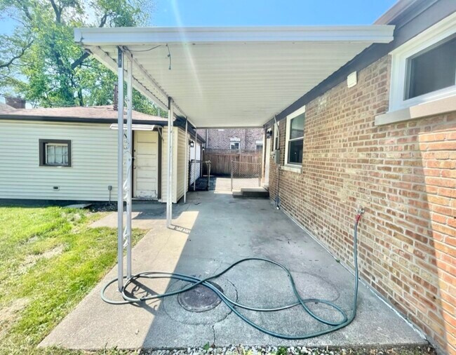 Building Photo - 7033 Simpson St