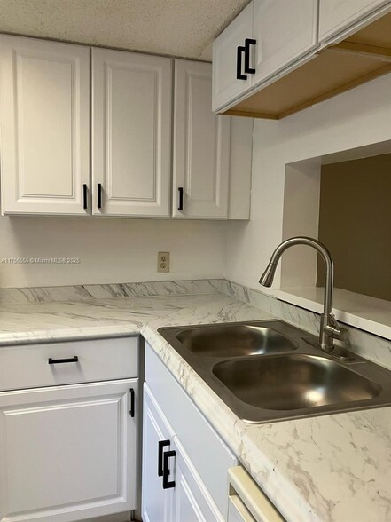 Primary Photo - 5200 NW 31st Ave