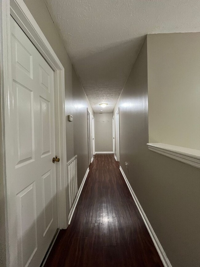 Building Photo - 3 bedroom, 2 bathroom house located in New...